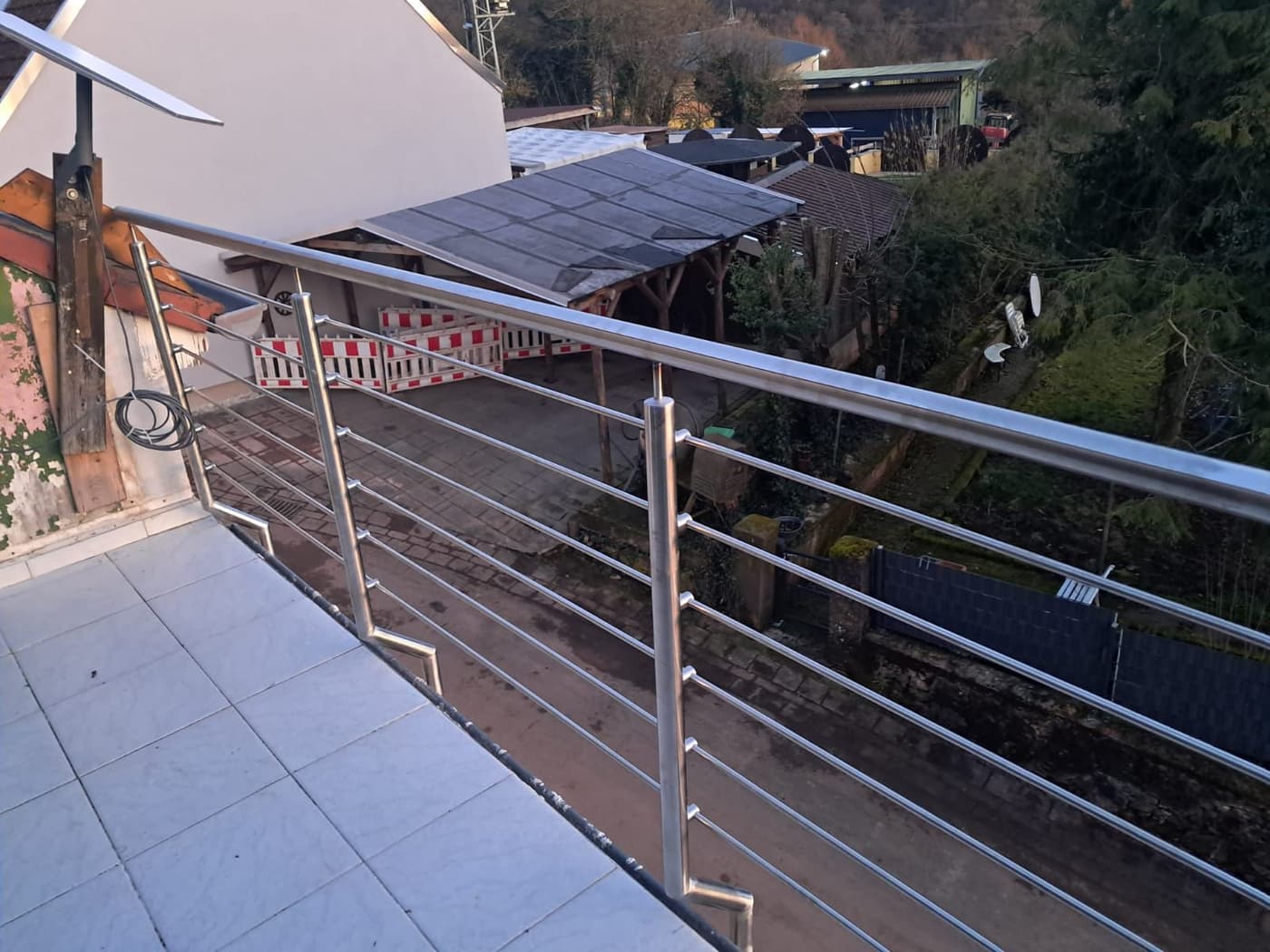 Balkon und Außenanlage eines betreuten Objekts