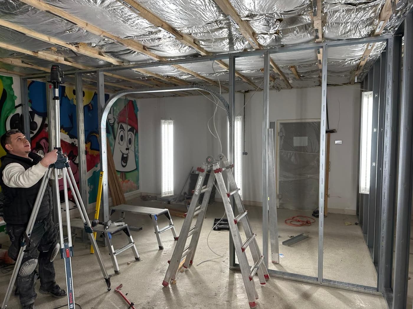 Mitarbeiter richtet das Ständerwerk mit dem Rotationslaser aus