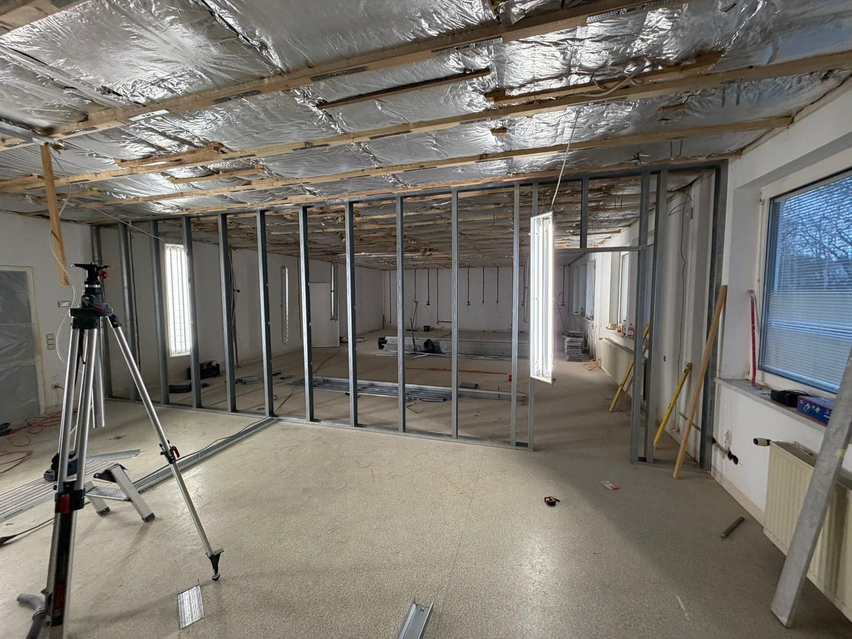 Ständerwerk aus Metallprofilen für neue Trennwände, die Decke mit Dampfsperre und Lattung