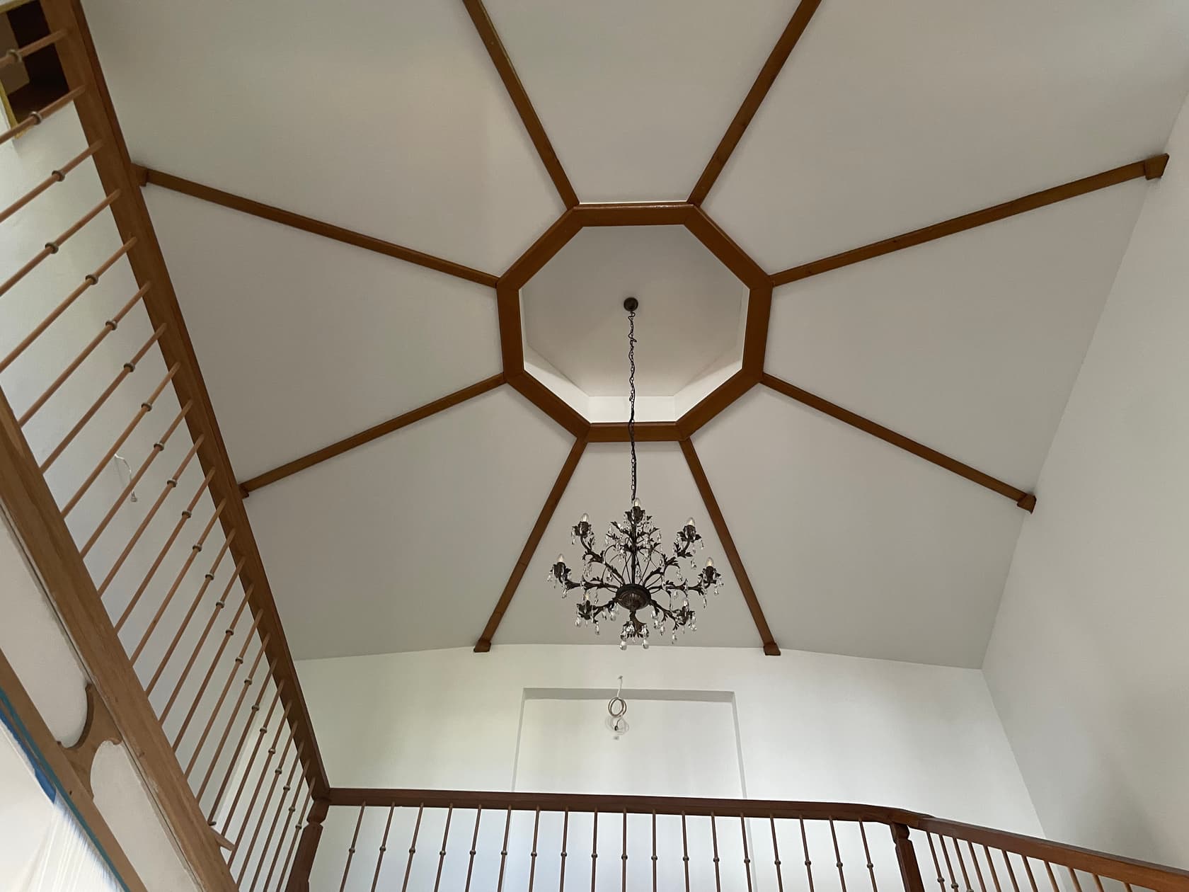 Achteckige Holzdecke über dem Treppenhaus, darunter die Galerie mit Geländer