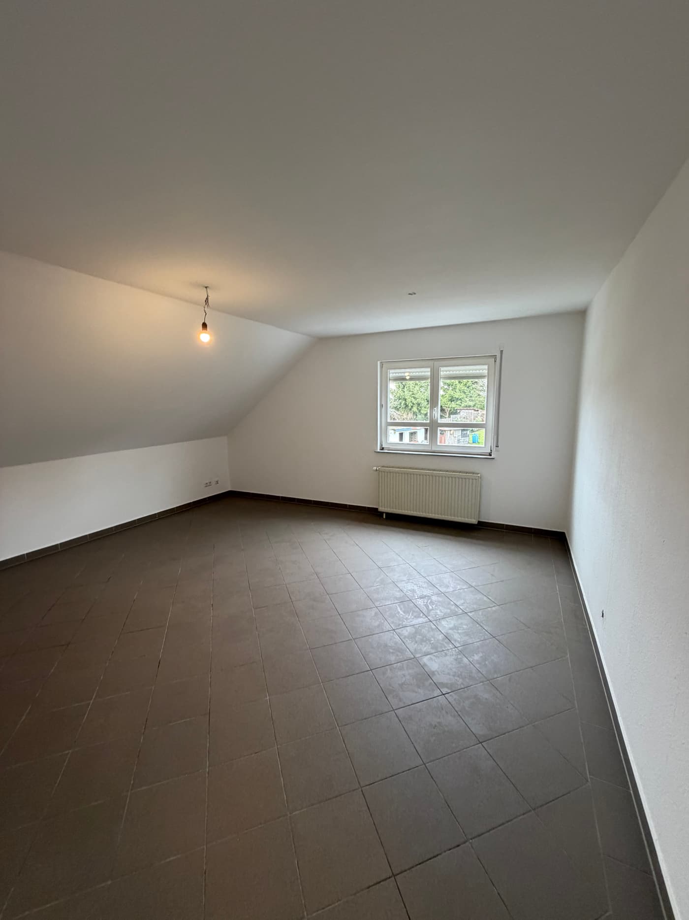 Fertiger Raum unter der Dachschräge nach dem Trockenbau