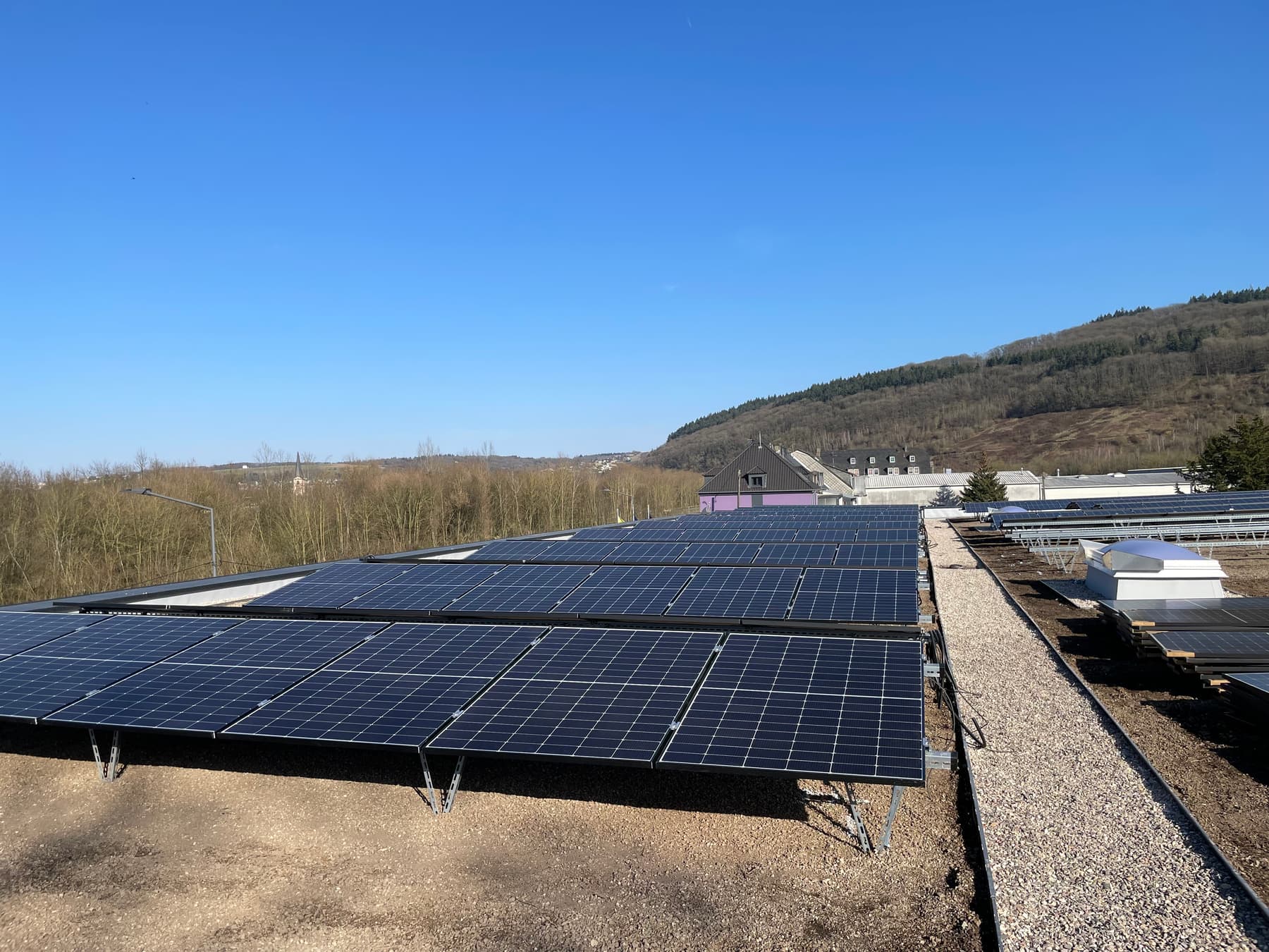 Photovoltaikanlage auf dem Flachdach einer Gewerbehalle
