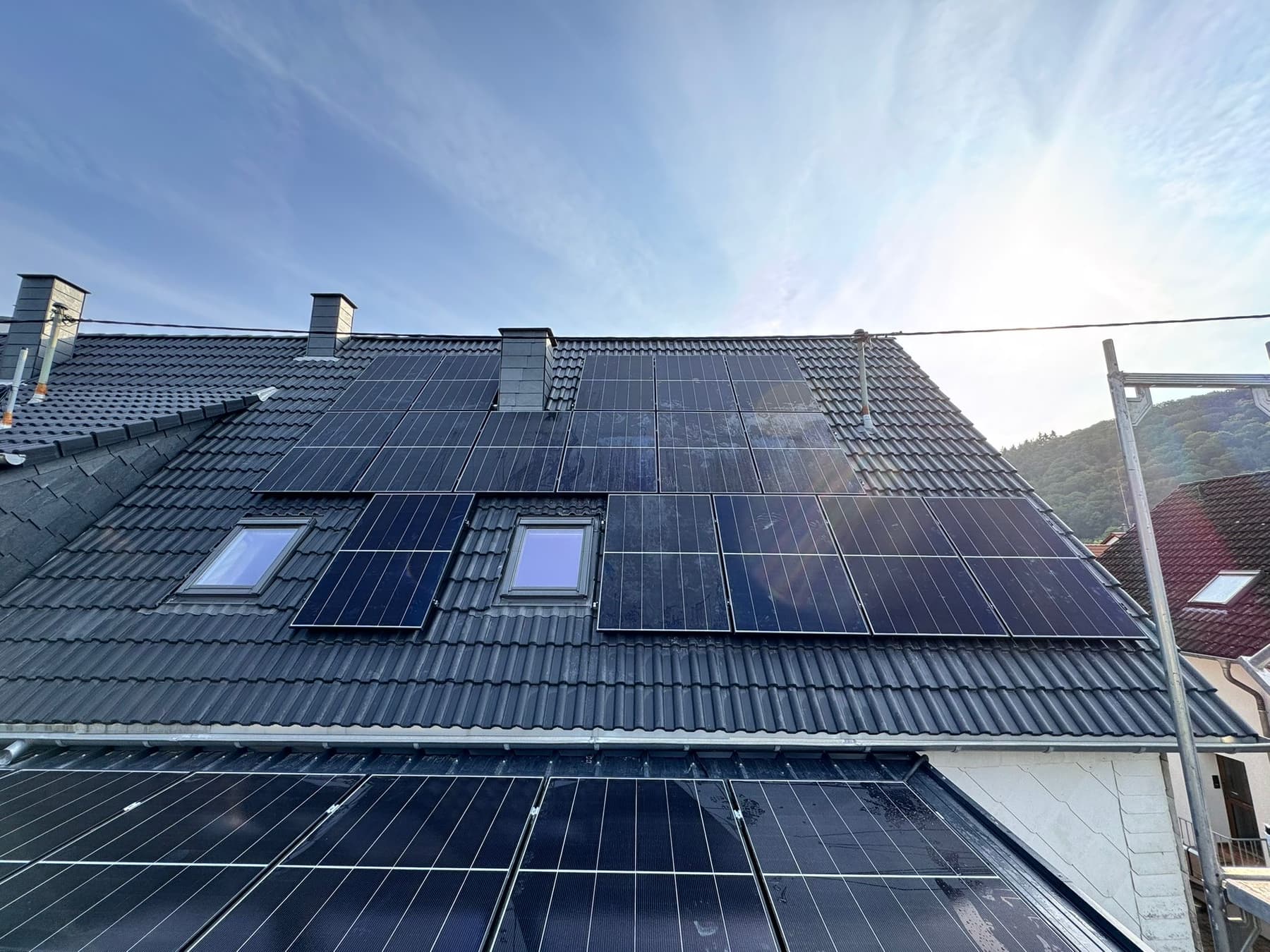 Einfamilienhaus mit Photovoltaikanlage auf dem Schrägdach