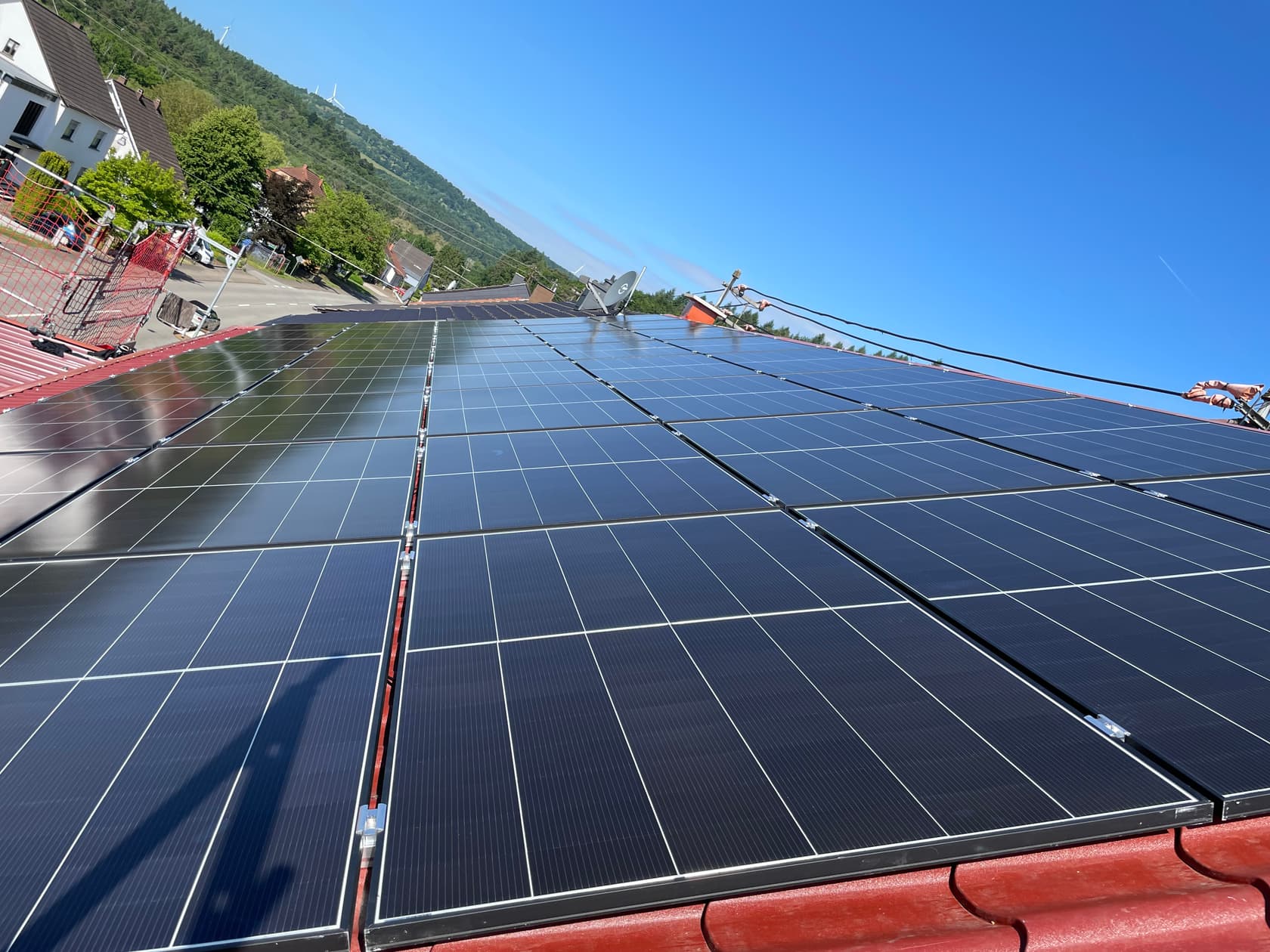 Gereinigte Modulreihen einer Photovoltaikanlage