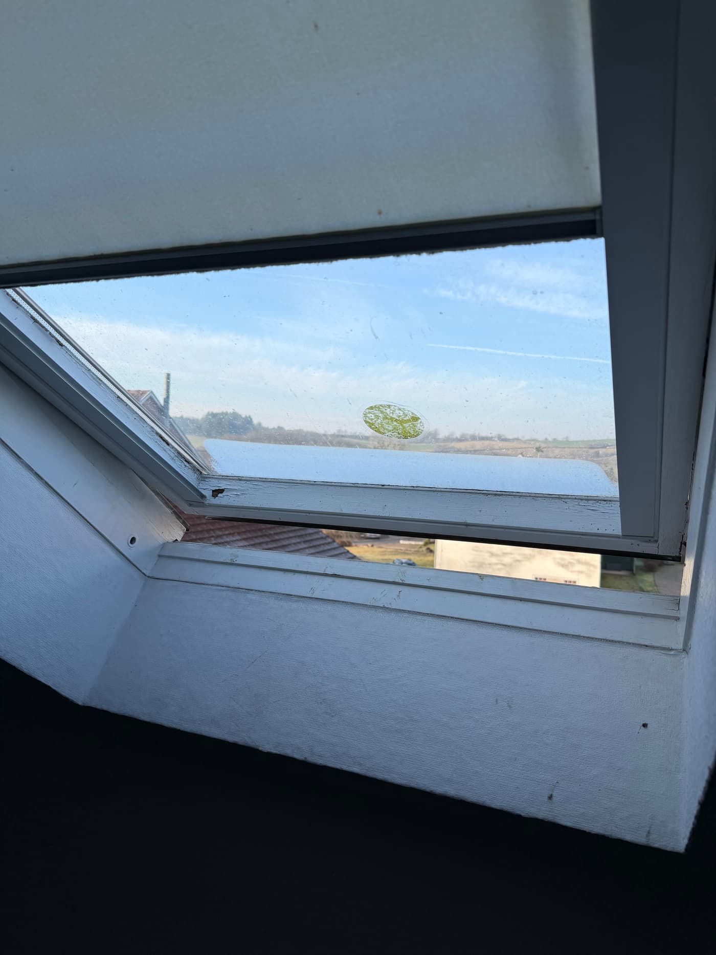 Neu eingesetztes Dachfenster mit Blick über den Ort